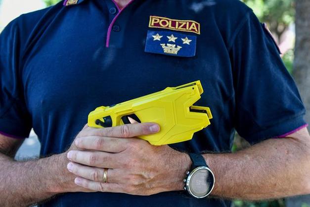 Polizia e carabinieri con il taser: “Pistola elettrica usata solo se sarà  necessario” - Cronaca